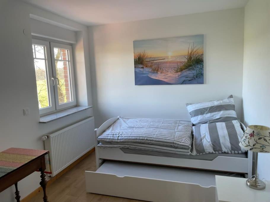 Charmante Ferienwohnung In Idyllischer Lage Йевер Екстериор снимка