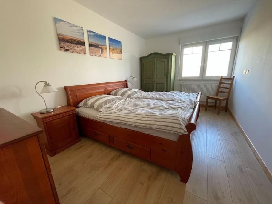 Charmante Ferienwohnung In Idyllischer Lage Йевер Екстериор снимка
